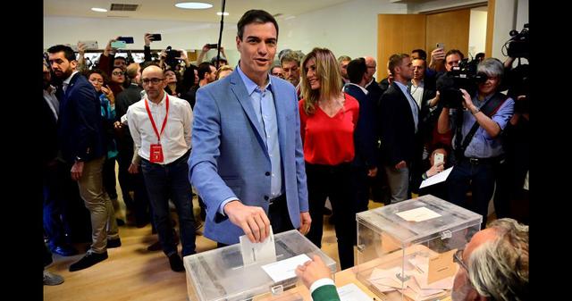 Elecciones en España, con el 50% del voto escrutado, el partido socialista PSOE, de Pedro Sánchez, obtenía 126 diputados de 350. (AFP).