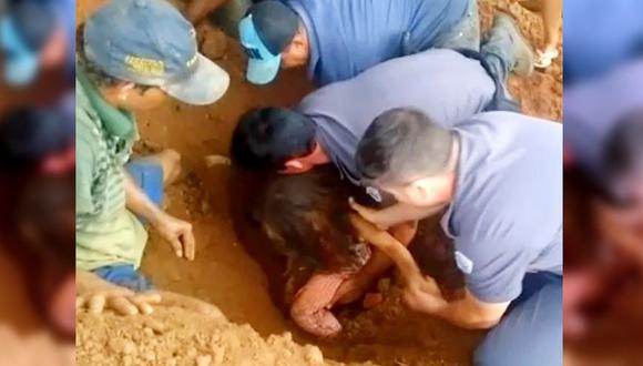 Facebook | El emocionante rescate de una niña que fue enterrada viva | VIDEO (Foto: Captura)