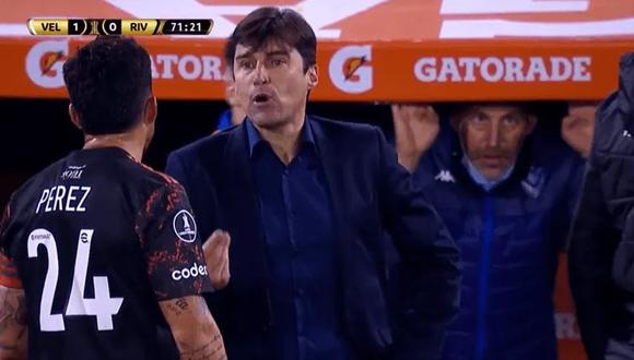 Alexander Medina y Enzo Pérez tuvieron un momento tenso durante el partido entre River y Vélez. (Foto: Captura Facebook Watch)