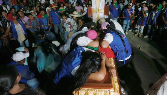 Indígenas acuden a la velación de Carmelina Yule Paví, líder indígena que resultó herida en un ataque de las disidencias de las FARC, el 18 de marzo de 2024 en Toribío, Colombia. (Foto de Ernesto Guzmán / EFE)