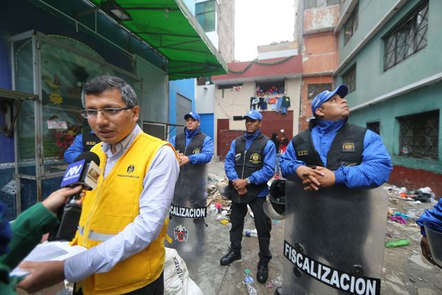 Personal de la gerencia de Fiscalización y Control de la Municipalidad de Lima procedió a clausurar temporalmente la galería La Cochera, ubicada en la cuadra nueve del jirón Andahuaylas. (Foto: Andina)