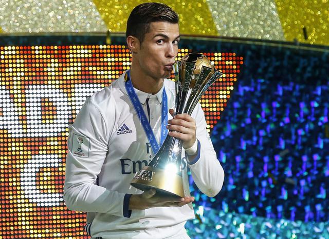 CR7 levantó tres trofeos del Mundial de Clubes con el Real Madrid. (Foto: EFE)