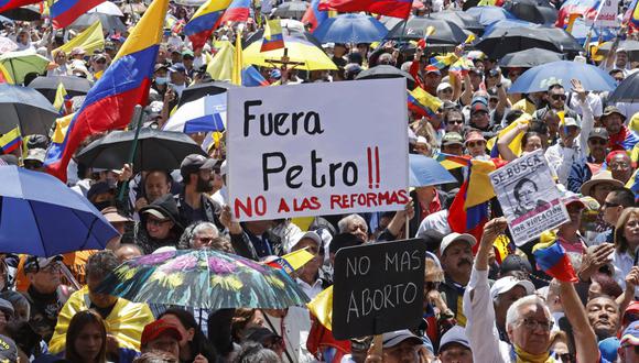 Opositores del gobierno del presidente Gustavo Petro marchan en Bogotá, Colombia, e 6 de marzo de 2024. (Foto de Mauricio Dueñas Castañeda / EFE)