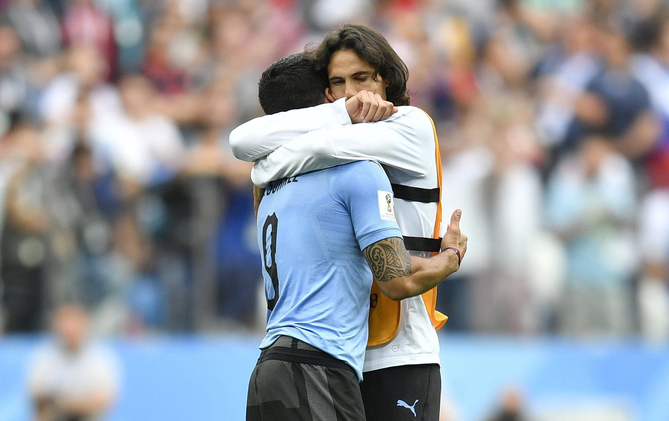 Cavani consoló a Suárez. (Foto: AP)