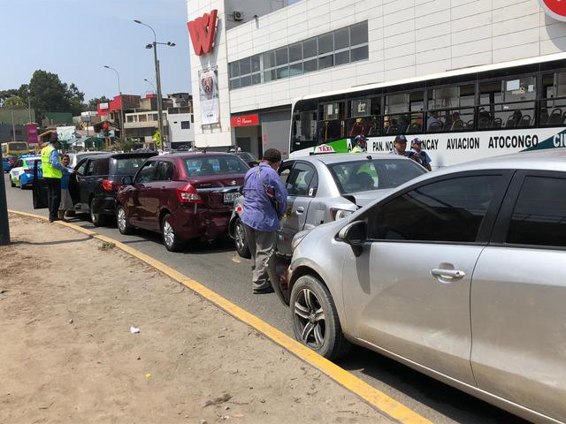 Accidente en la avenida Tomás Marsano (Foto: Claudia Sovero).