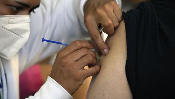 El gobierno de la Ciudad de México prevé vacunar a 594 mil 602 personas de 18 a 29 años (Foto: AFP)