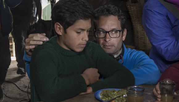 El actor Junior Béjar Roca y el director Álvaro Delgado Aparicio durante el rodaje de “Retablo”.