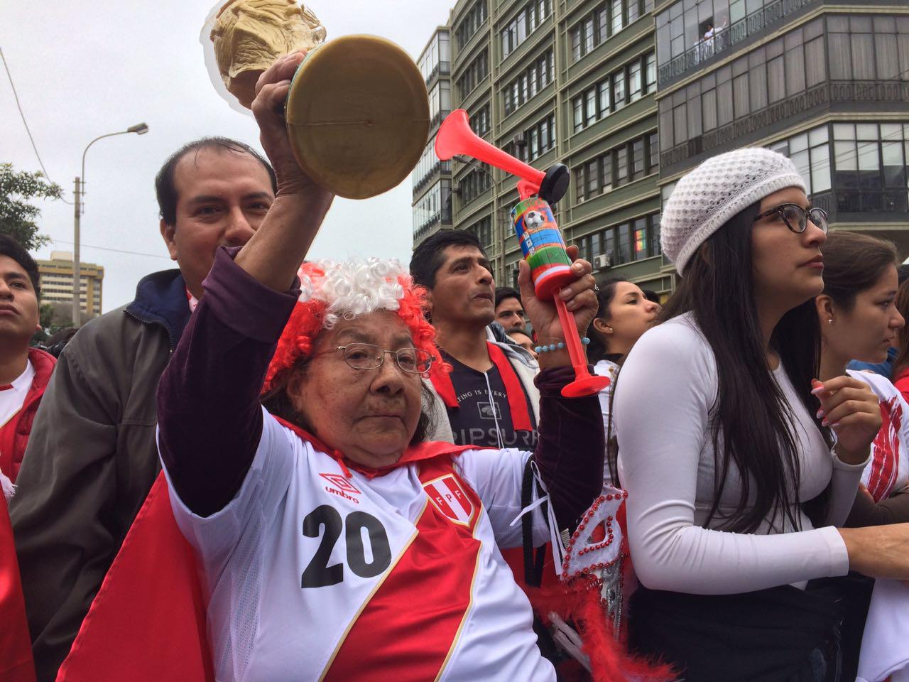 La Municipalidad de Miraflores instaló una pantalla gigante en la avenida Diagonal, frente al parque central, para ver el Perú vs. Dinamarca. (María del Carmen Yrigoyen / El Comercio)