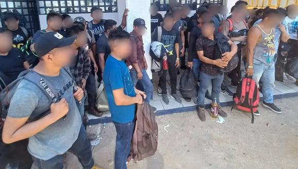 Parte del grupo de 129 migrantes de distintas nacionalidades, quienes fueron encontrados en un camión en la ciudad de Veracruz, México. (Foto del INM)
