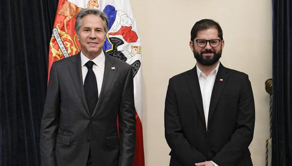 El secretario de Estado de EE.UU., Antony Blinken, y el presidente de Chile, Gabriel Boric, posan para una foto en el Palacio Presidencial de La Moneda en Santiago, el 5 de octubre de 2022. (Foto: Esteban FELIX / POOL / AFP)