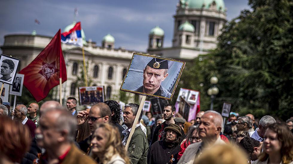 Un hombre lleva un retrato del presidente ruso Vladimir Putin durante la marcha del Regimiento Inmortal en el centro de Belgrado. Serbia celebr&oacute; el 72 aniversario de la victoria aliada sobre la Alemania nazi en la Segunda Guerra Mundial. (Foto: AF