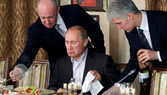Yevgeny Prigozhin, a la izquierda, es conocido como "el chef de Vladimir Putin". (Reuters).
