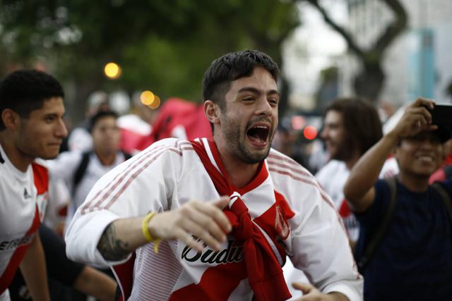 Hinchas de River Plate caminaron desde miraflores hasta el hotel para recibir al equipo argentino | Foto: Renzo Salazar/GEC