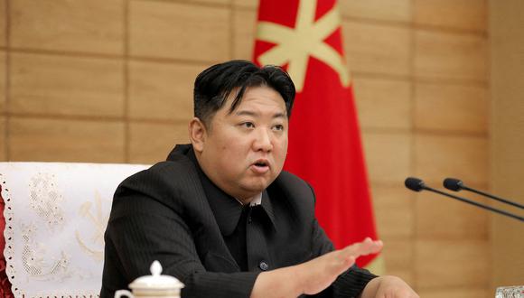 El líder norcoreano, Kim Jong-un, habla en una reunión del politburó del Partido de los Trabajadores sobre la respuesta al brote de la enfermedad por coronavirus (COVID-19) del país.