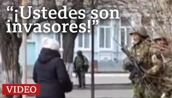 Este es el momento en que una mujer confrontó a un soldado ruso armado en la ciudad de Henichesk, en Ucrania