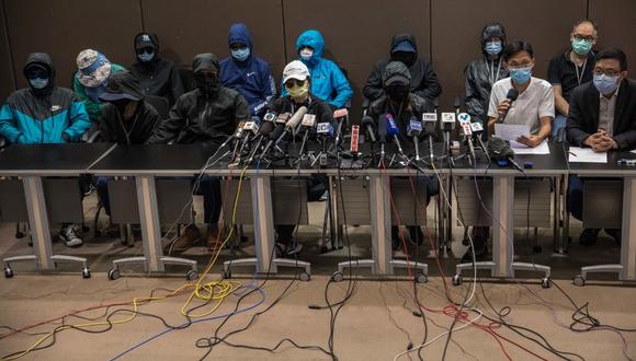 Los legisladores James To y Eddie Chu, y familiares de 12 personas de Hong Kong actualmente detenidas en la provincia de Guangdong después de ser arrestadas por los guardacostas de China continental por, según informes, tratar de huir a Taiwán, asisten a una conferencia de prensa en Hong Kong el pasado 12 de septiembre de 2020. (DALE DE LA REY / AFP)