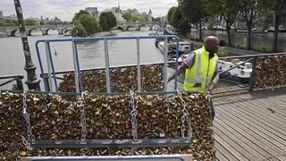 Así retiran los "candados del amor" de célebre puente de París