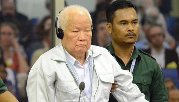 El antiguo jefe de Estado del régimen del Jemer Rojo, Khieu Samphan, asiste a su juicio en el tribunal internacional de Camboya en Phnom Penh (Camboya). (Foto: EFE)