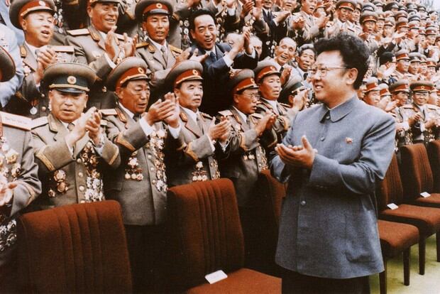 El líder norcoreano Kim Jong-il se reúne con el personal del Ejército Popular de Corea en la foto de archivo de septiembre de 1988. Él fue nombrado Secretario General del gobernante Partido de los Trabajadores de Corea del Norte (Foto: FILES-COREA SERVICIO DE NOTICIAS / AFP)
