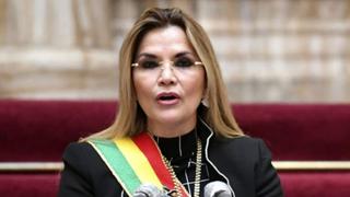 La presidenta interina de Bolivia, Jeanine Áñez, se retira de la carrera electoral 