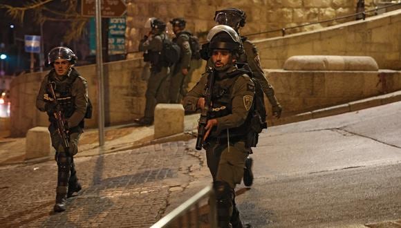 Guardias fronterizos israelíes patrullan frente al recinto de la Mezquita de Al-Aqsa en la Puerta del León en la Ciudad Vieja de Jerusalén, en la Mezquita de Al-Aqsa el 5 de abril de 2023. (Foto de AHMAD GHARABLI / AFP)