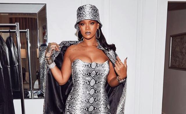 Rihanna visita Australia para celebrar el primer año de 'Fenty Beauty' y maquilla a sus invitados.