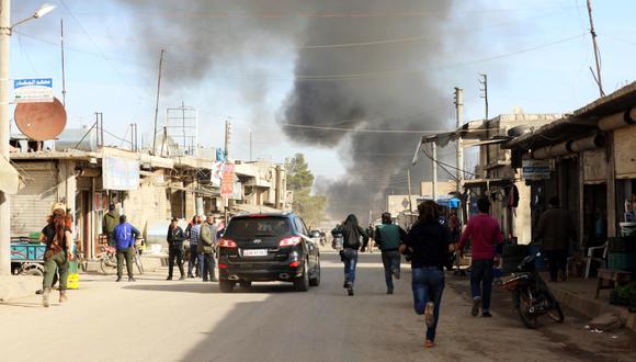 Una multitud corre tras un bombardeo en la ciudad siria de Saraqeb. (Foto: AFP/Omar Haj Kadour)