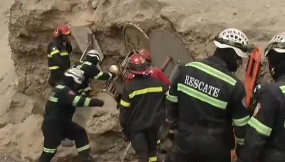 Una roca de gran tamaño dejó como saldo un fallecido y un herido en la playa La Chira. (Foto: Captura / TV Perú)