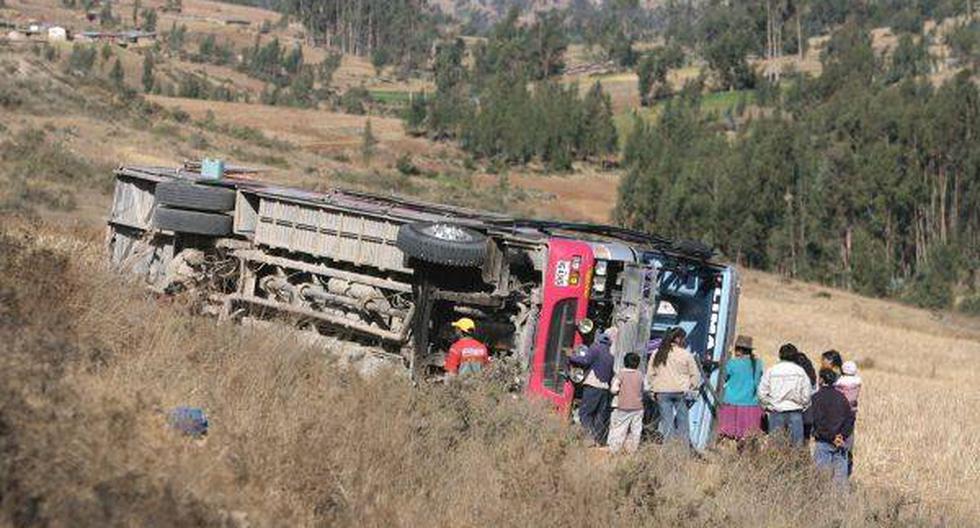 La caída del bus a un abismo de Arequipa dejó al menos seis muertos. (Foto: elcomercio.pe)