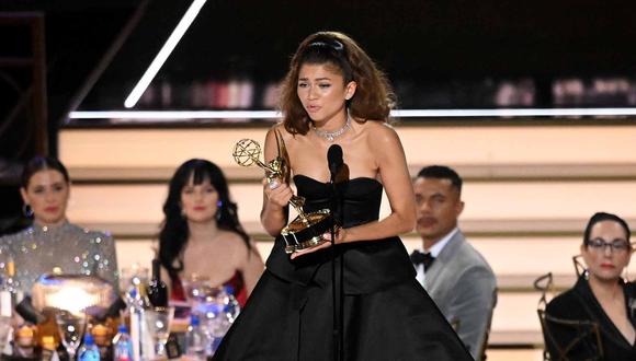 Zendaya acepta el premio Emmy a Mejor actriz de serie dramática por la serie "Euphoria"  de HBO.