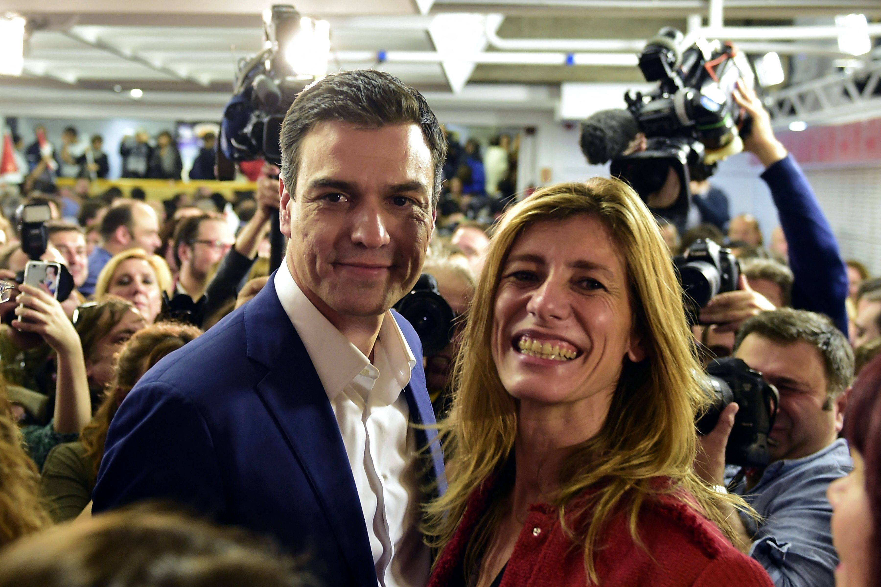 Pedro Sánchez y su esposa Begoña Gómez posan después de los resultados parciales de las elecciones generales de España en Madrid el 20 de diciembre de 2015. (Foto de JAVIER SORIANO / AFP).