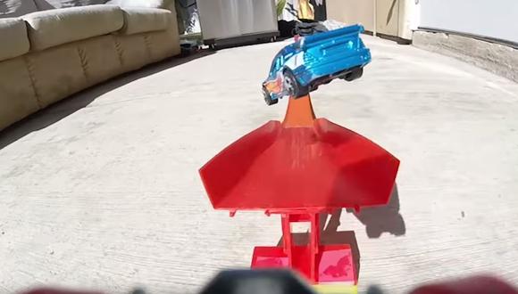 ¿Qué se siente hacer acrobacias con un Hot Wheels? [VIDEO]