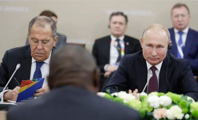 Russian Foreign Minister Sergei Lavrov and President Vladimir Putin.  (MIKHAIL METZEL / SPUTNIK / CONTACTOPHOTO)