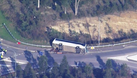 El sitio de un accidente de autobús, donde murieron 10 personas de una fiesta de bodas, en Cessnock, en la región vinícola de Hunter en Australia, al norte de Sydney. (Foto de STRINGER / AFP)