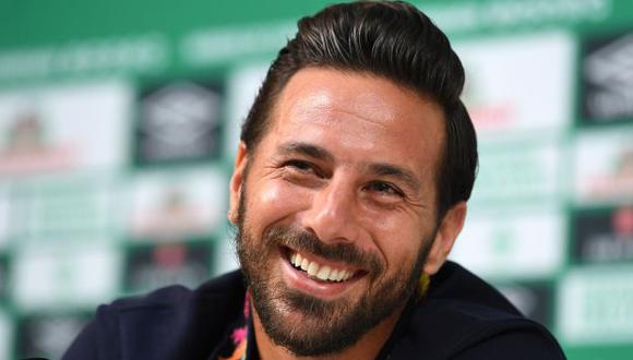 Claudio Pizarro renovó con Werder Bremen y este jueves disputará el partido de promoción para no perder la cateogría ante Heidenhem. (Foto: AFP)