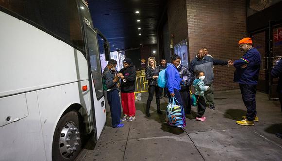 La activista por los derechos de los migrantes Power Malu le quita el brazalete de la Patrulla Fronteriza a Kristian González Pérez en la terminal de autobuses de Port Authority en la ciudad de Nueva York. (Foto de Omar Ornelas / El Paso Times)