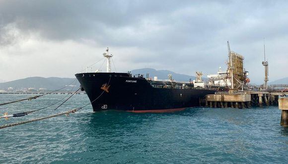 El petrolero de bandera iraní Fortune atracado en la refinería El Palito luego de su llegada a Puerto Cabello, en el estado norteño de Carabobo, Venezuela, el 25 de mayo del 2020. (Foto: AFP).