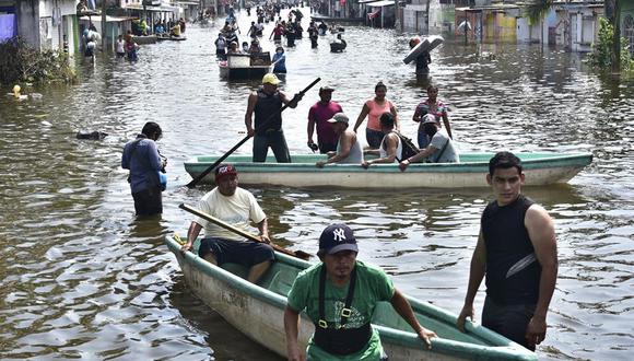 Habitantes del estado de Tabasco transitan por una avenida inundada por las intensas lluvias de la tormenta tropical Eta. (EFE/Jaime Avalos).