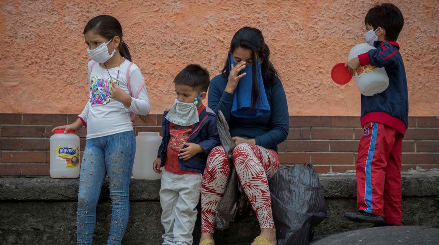 Niños portán mascarillas. (Foto: EFE)