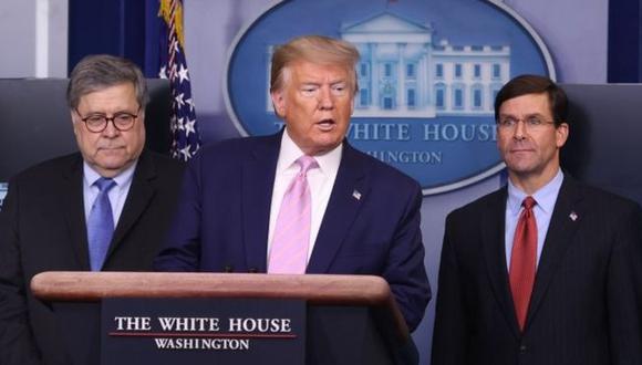 El presidente Trump hizo el anucio en compañía del Fiscal General, William Barr (izquierda) y el secretario de Defensa, Mark Esper. (Foto: Getty Images, vía BBC Mundo).