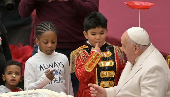 Se presenta un pastel de cumpleaños al Papa Francisco por su 87 cumpleaños durante una audiencia a los niños del dispensario Santa Marta en el salón Pablo VI el 17 de diciembre de 2023 en el Vaticano. El Pontífice (Foto de Andreas SOLARO / AFP)