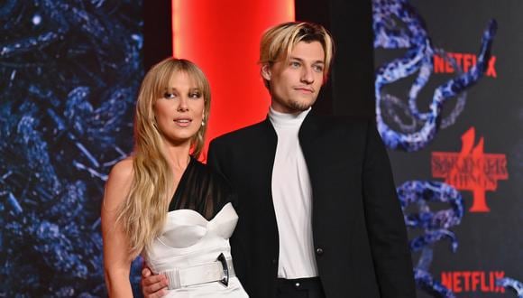 Millie Bobby Brown junto a su novio, Jake Bongiovi en la premiere de la cuarta temporada de "Stranger Things". (Foto: AFP/ Angela Weiss)