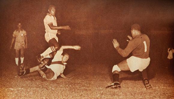 El 'Conejo' Benítez parando un ataque de Pelé en su primer partido ante Perú, en 1959. (Foto: Revista Estadio)