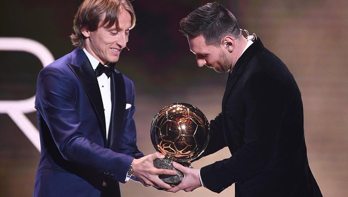 Modric entregándole el Balón de Oro, de este año, a Lionel Messi. (Foto: AFP)