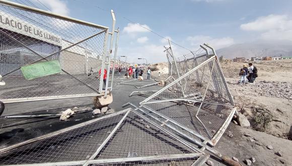 Las rejas del aeropuerto Alfredo Rodríguez Ballón (Arequipa) fueron retiradas durante las protestas.