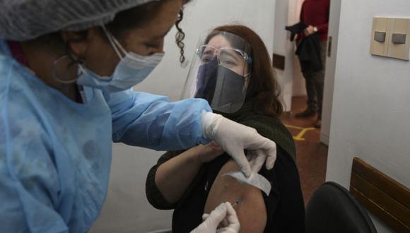 Una mujer recibe una dosis de la vacuna Pfizer-BioNtech COVID-19 en Montevideo.
