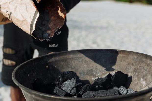 Learn to recognize quality charcoal.  (Photo: Pexels/Thirdman).