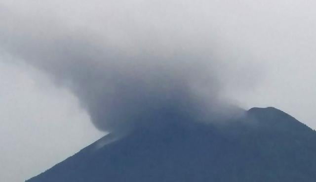 Esta imagen de la Agencia de Mitigación de Desastres de Indonesia publicada el 21 de noviembre, muesra al Agung arrojando humo. (Foto: AFP)