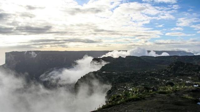En las Ghats occidentales de India, con picos que se levantan entre 900 a 2.600 metros sobre el nivel del mar, hay varias islas del cielo espectaculares y únicas con una increíble variedad de microclimas. (Foto: Getty Images)