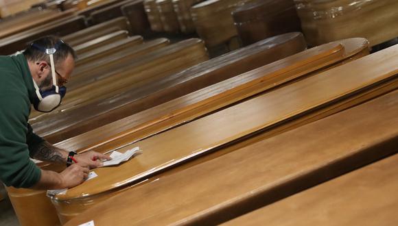 Un trabajador de una funeraria revisa los ataúdes, la mayoría de víctimas de coronavirus en Barcelona, ​​España, 2 de abril de 2020. Foto: REUTERS / Nacho Doce